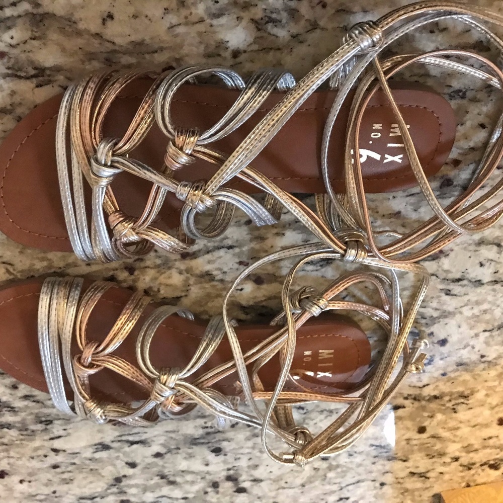 Fun! Vayma Flat Sandal